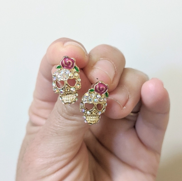Jewelry - 💎 Crystal Scull Rose Bud Gold Earring Studs